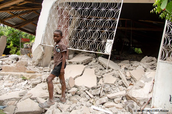 崩壊した建物の側に立つ10歳のアンドレくん。(2021年8月16日撮影) © UNICEF_UN0503463_Rouzier