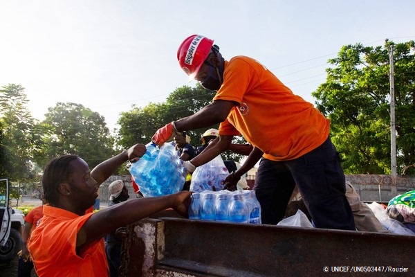 支援物資を運ぶユニセフのパートナー団体とボランティアの人たち。(2021年8月16日撮影) © UNICEF_UN0503447_Rouzier