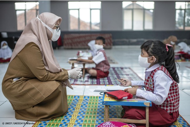バンドンの小学校の授業で、先生に質問する7歳のナイラさん。(インドネシア、2020年10月撮影) © UNICEF_UN0353419_Wilander