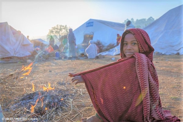 Chagni国内避難民キャンプの中で、火にあたり暖をとる10歳のハヤットさん。(エチオピア、2021年2月撮影) © UNICEF_UN0418437_Ayene