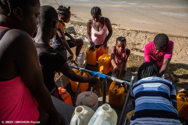 ユニセフが支援する給水所で、水を汲む人たち。(2021年8月18日撮影) © UNICEF_UN0504699_Rouzier
