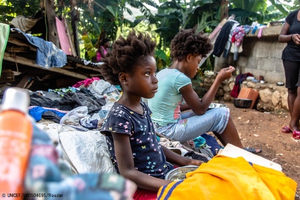 Marcelineにある仮設住居でご飯を食べる7歳のファラさん。(2021年8月18日撮影) © UNICEF_UN0504695_Rouzier