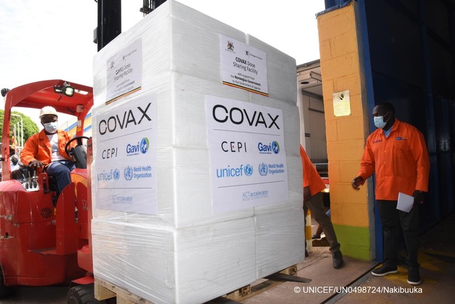 COVAXを通じて提供された新型コロナワクチンが、ウガンダの国立医療施設に届いた様子（2021年7月31日）© UNICEF_UN0498724_Nakibuuka