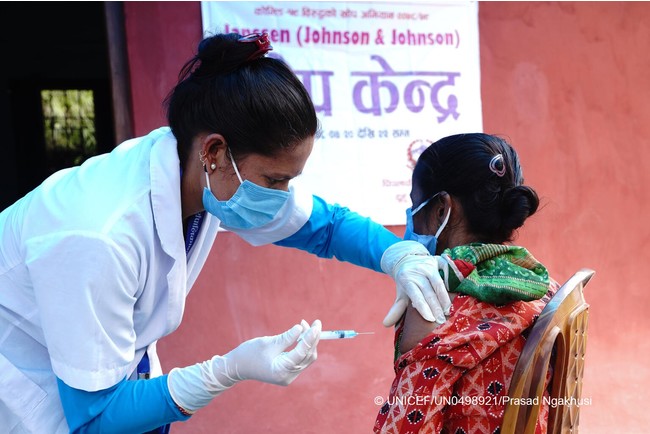 ネパール極西部のダルチュラ郡にある保健所で、COVAXを通じて調達された新型コロナワクチンの接種が行われている。（2021年8月4日撮影）© UNICEF_UN0498921_Prasad Ngakhusi