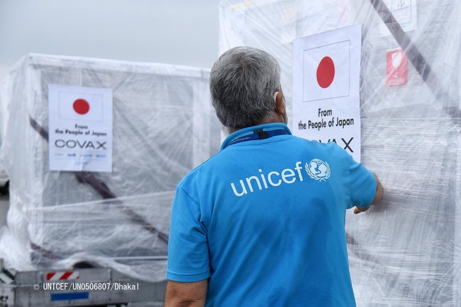 日本政府がCOVAXファシリティを通じてネパールに提供したCOVID-19ワクチンの貨物が、ネパール・カトマンズにあるトリブバン国際空港に到着した様子（2021年8月23日撮影）© UNICEF_UN0506807_Dhakal