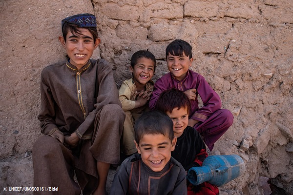 ヘラートにある国内避難民キャンプに滞在する子どもたち。(2021年8月30日撮影) © UNICEF_UN0509161_Bidel
