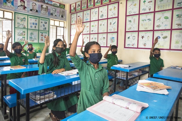 マスクを着用し、授業に参加する子どもたち。(バングラデシュ、2021年9月12日撮影) © UNICEF_UN0519973_Mawa