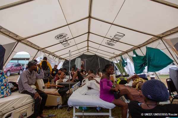 レカイ(Les Cayes)にある病院の中庭に設置されたユニセフのテントの中で、治療を待つ人たち。(2021年8月17日撮影) (C) UNICEF_UN0503650_Rouzier