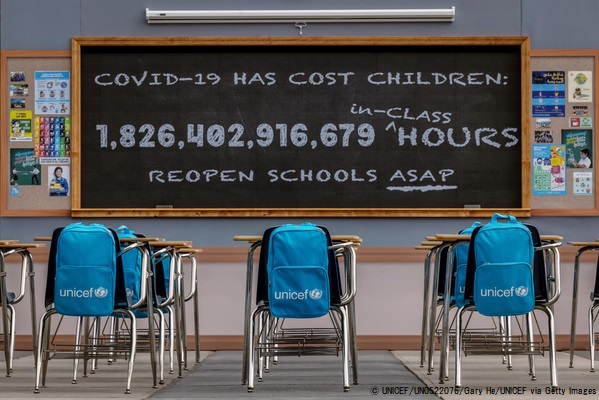 ニューヨーク国連本部で行われたユニセフの「一刻の猶予もない(No Time to Lose)」インスタレーションの様子。(米国、2021年9月16日撮影) (C) UNICEF_UN0522076_Gary He_UNICEF via Getty Images