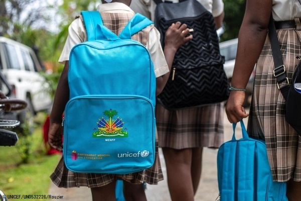ユニセフのスクールバッグを背負う子ども。(2021年10月4日撮影) © UNICEF_UN0532226_Rouzier