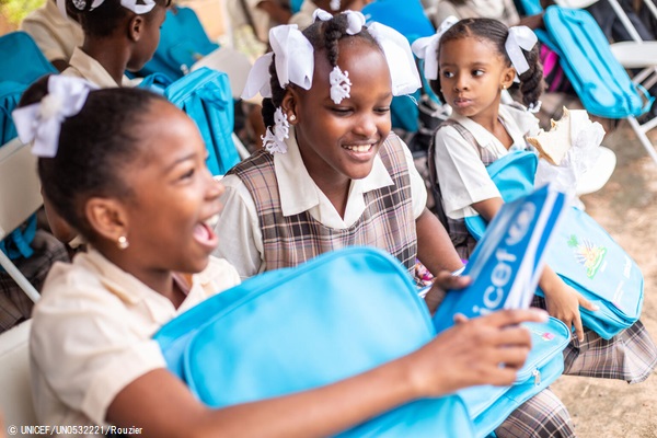 バック・トゥ・スクール(学校に戻ろう)キャンペーンで、ユニセフのスクールバッグと学習教材を受け取る子どもたち。(2021年10月4日撮影) © UNICEF_UN0532221_Rouzier