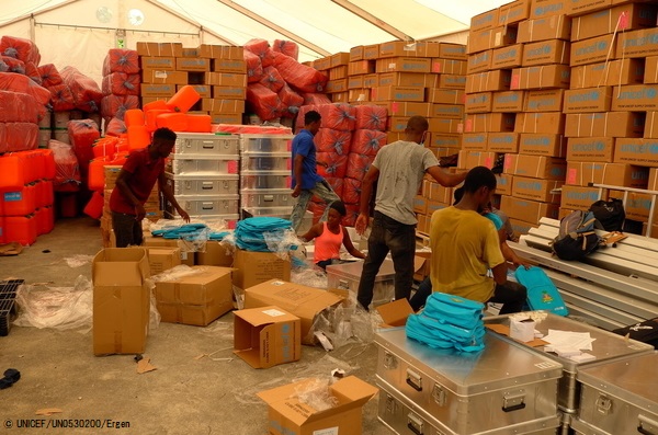レカイ(Les Cayes)にあるユニセフの倉庫で、学校再開に向け準備をする様子。(2021年10月4日撮影) © UNICEF_UN0530200_Ergen