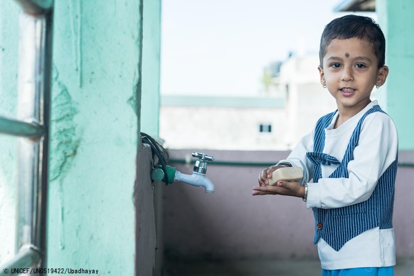 祖父母の家で、昼食を食べる前に石けんを使って手を洗う3歳のアラブちゃん。(ネパール、2021年9月撮影) © UNICEF_UN0519422_Upadhayay