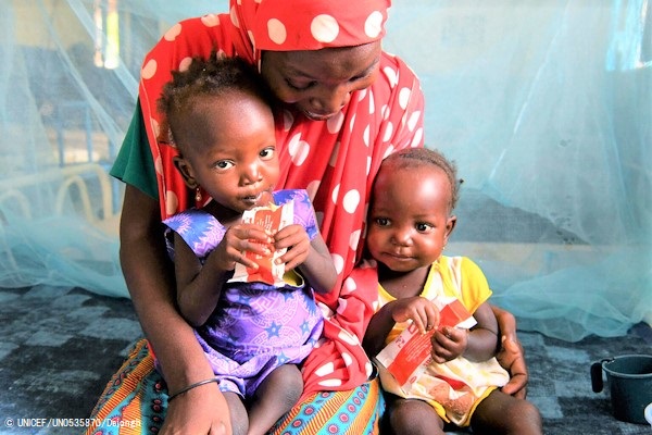 マラディ県の病院で、すぐに食べられる栄養治療食を口にする1歳の双子の赤ちゃん。(ニジェール、2021年10月9日撮影) © UNICEF_UN0535870_Dejongh