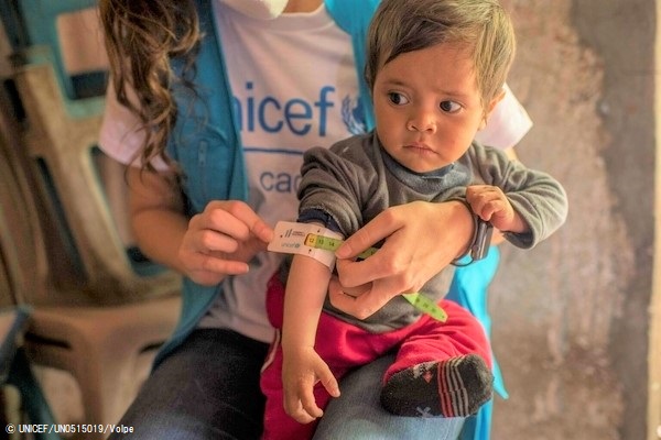 ユニセフのスタッフにより、上腕計測メジャーを用いた栄養不良の検査を受ける生後5カ月のルイスちゃん。(グアテマラ、2021年9月1日撮影) © UNICEF_UN0515019_Volpe