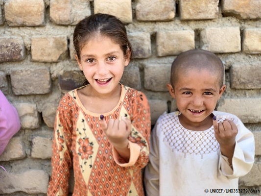 カンダハールで行われたポリオの予防接種キャンペーンで、ワクチンを受けた印を小指の爪につけてもらった子どもたち。(2020年10月撮影) © UNICEF_UN0353279_Shah
