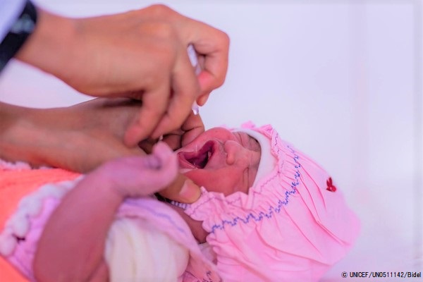 ヘラートの保健センターで、ユニセフが支援する新生児医療ケアの一環として、ポリオワクチンの投与を受ける生後5日目のスラーヤちゃん。(2021年8月撮影) © UNICEF_UN0511142_Bidel
