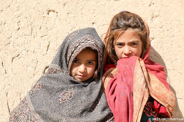 中部のウルズガン州で、ポリオ感染により麻痺の症状がある16歳の姉を持つ、ラヒマちゃんとファリッドちゃん姉妹。(2021年1月撮影) © UNICEF_UN0399568_Fazel