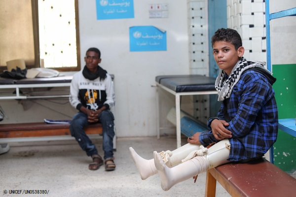 地雷を踏み両足を失った17歳のイブラヒムくん。手術を受け、義足を装着し歩けるようになった。(2021年10月14日撮影) © UNICEF_UN0538380_