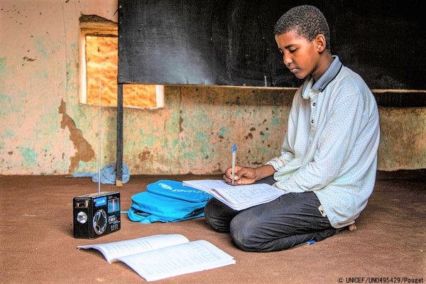 休校に対応するソーラー式ラジオを使い、授業を受ける12歳のモハメドくん。ユニセフが支援する遠隔教育プログラムのおかげで、中学校に入学することができた。(モーリタニア、2021年6月撮影) © UNICEF_UN0495429_Pouget