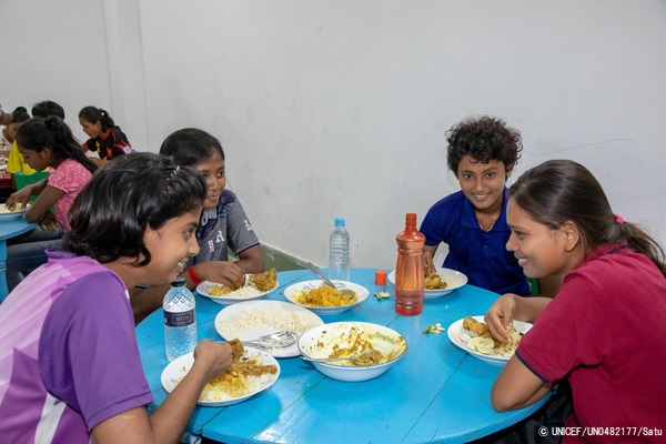チームメイトと夜ご飯を食べる女子サッカー選手たち。(バングラデシュ、2021年6月撮影) © UNICEF_UN0482177_Satu
