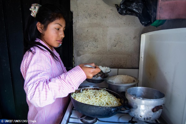 両親のために作ったお米とヌードルを昼食に準備する13歳のマルダリータさん。(エクアドル、2021年7月撮影) © UNICEF_UN0512451_Vega