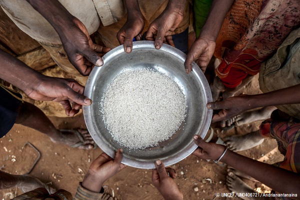 アンドロイ地域では、干ばつや砂嵐の影響で農業に大きな打撃を受けた。500gのお米と大量の水を家族12人で分け合っている。(マダガスカル、2021年1月撮影) © UNICEF_UN0406721_Andrianantenaina