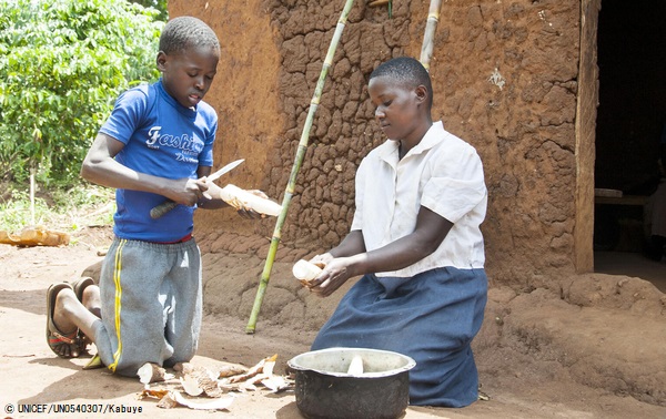 母親と昼食の準備をする12歳のマイコさん。(ウガンダ、2021年9月撮影) © UNICEF_UN0540307_Kabuye