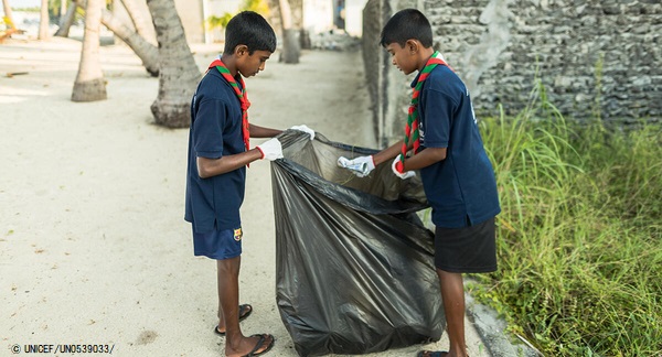 浜辺でゴミ拾いをする子どもたち。(モルディブ、2021年10月撮影) © UNICEF_UN0539033_