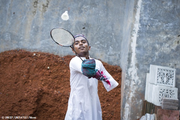 生まれつき両腕がないオマールくん（15歳）は、貧困家庭に生まれ、母親と3人で暮らしている。ユニセフの支援で、職業訓練を受けている。(バングラデシュ、2021年10月27日撮影) © UNICEF_UN0547561_Mawa