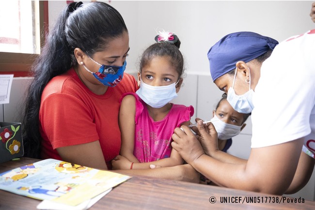 はしかの予防接種を受ける6歳の女の子。ユニセフは、未接種の子どもたちが予防接種を受けられるように、様々な予防接種キャンペーンを実施している。（ベネズエラ、2021年9月3日撮影）© UNICEF_UN0517738_Poveda
