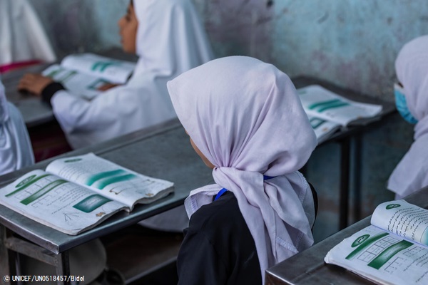 小学1年生から高校3年生までの女子生徒が通うMawlana Hatefi女子学校で、授業を受ける女の子たち。(2021年9月撮影) © UNICEF_UN0518457_Bidel