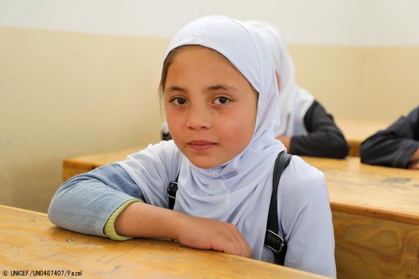 学校の教室に座る9歳のアジーザさん。(2021年4月撮影) © UNICEF_UN0467407_Fazel