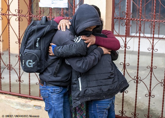 米国から強制送還され、再開した家族と抱き合う男の子。メキシコと米国の国境で拘束されている子どもの数は増加している。(グアテマラ、2020年9月撮影) © UNICEF_UN0446892_Mussapp