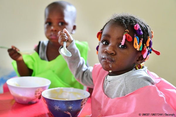 幼稚園で給食を食べる子どもたち。(コートジボワール、2020年9月撮影) © UNICEF_UNI372441_Dejongh