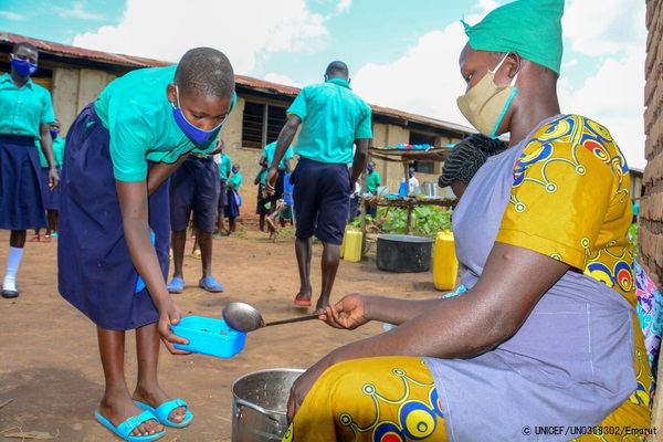 給食を受け取る生徒。学校給食プログラムは、子どもたちの健康を支えている(ウガンダ、2020年10月撮影) © UNICEF_UN0368302_Emorut