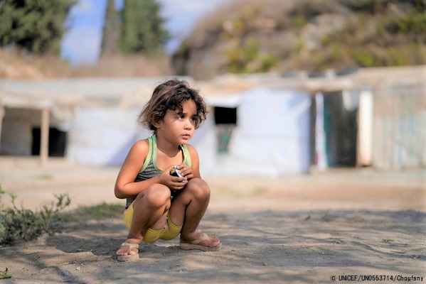 道でしゃがみこむ4歳のダラルちゃん。レバノンの深刻な危機により、空腹のまま眠ったり最低限の保健ケアを受けられなかったりする子どもたちが増えている。(2021年10月26日撮影) © UNICEF_UN0553714_Choufany