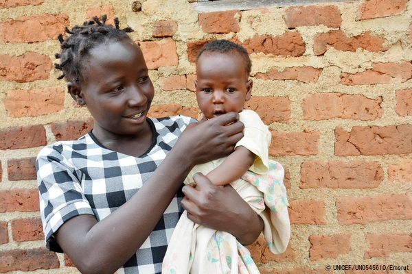 HIV母子感染予防の妊産婦ケア支援を受ける母親のシャディアさん。母親はHIVと共に生きているが、抗レトロウィルス薬治療を受けたことにより生後3カ月の子どもは陰性だった。(ウガンダ、2021年10月6日撮影) © UNICEF_UN0545610_Emoru