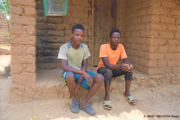 幼少期にHIVで両親を亡くした17歳のシェドリックくん(右)と15歳のサニコンダくん(左)兄弟。HIV検査を受け、陰性だった。(マラウイ、2021年11月4日撮影) © UNICEF_UN0556304_Berger