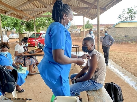 首都リロングウェの病院でおこなわれた、COVID-19予防接種の様子。(マラウイ、2021年11月1日撮影) © UNICEF_UN0556764_Berger