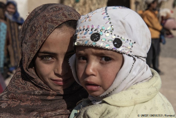 移動式保健・栄養チームによる健康診断で栄養不良と診断されたアリちゃんと、12歳の姉のサミヤさん。(アフガニスタン、2021年11月18日撮影) © UNICEF_UN0562531_Romenzi