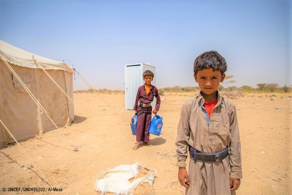 ジャウフ県(Al-Jawf)の国内避難民キャンプに滞在する12歳のアリくんと6歳のモハマドくん兄弟。(イエメン、2021年6月撮影) © UNICEF_UN0495202_Al-Mass