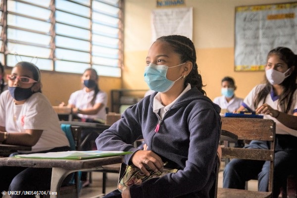 首都カラカスの困難なコミュニティに位置する学校で、約20カ月ぶりに教室に戻ってきた子どもたち。(ベネズエラ、2021年10月撮影) © UNICEF_UN0546704_Vera