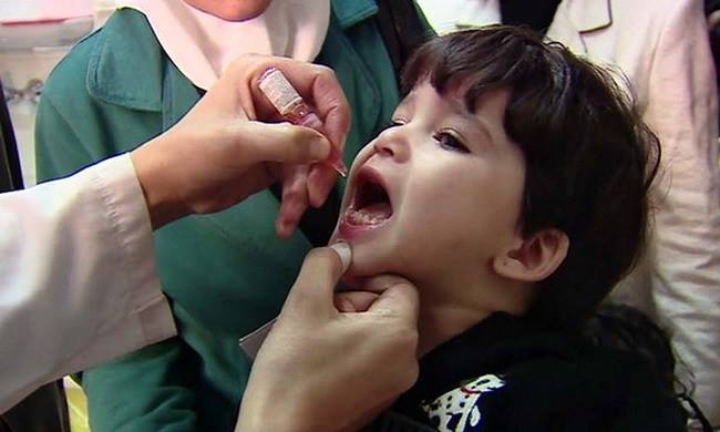 イラクでポリオ予防接種キャンペーンを実施。予防接種を受ける男の子。©UNICEF Iraq/2014
