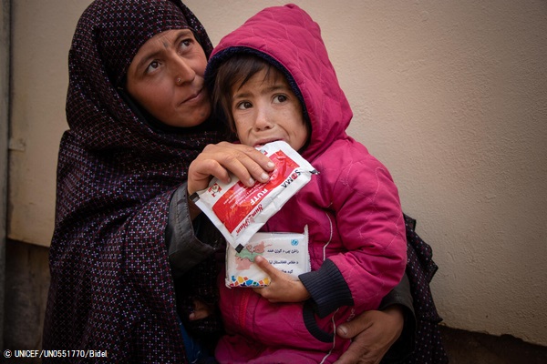 ユニセフの支援物資である、すぐに食べられる栄養治療食(RUTF)を母親に食べさせてもらう、重度の急性栄養不良の4歳のパルワナちゃん。(2021年11月11日撮影)　© UNICEF_UN0551770_Bidel