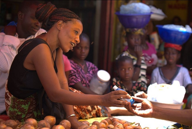 エボラ出血熱の予防に使用する、塩素を受け取る女性。ユニセフは予防策の発信や支援物資の配布を行っている。©UNICEF/Guinea/2014