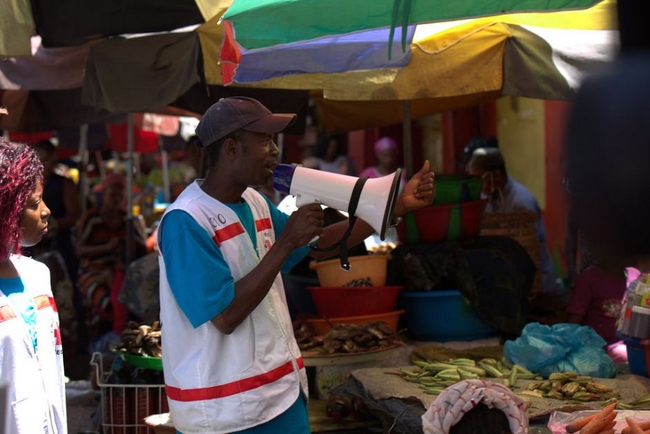 ユニセフとパートナー団体はコナクリや感染が出ている地域の市場や協会、モスク、学校などを訪れ、エボラ出血熱の感染への予防策を住民に伝えている。©UNICEF/Guinea/2014