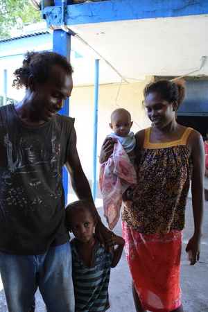 洪水で自宅を失い、避難所で生活を送っている家族。©UNICEF Pacific/2014