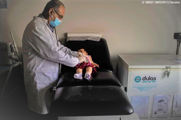 プライマリ・ヘルスケア・センターで医師による健康診断を受ける赤ちゃん。(レバノン、2021年4月撮影)(C) UNICEF_UN0626913_Sanchez