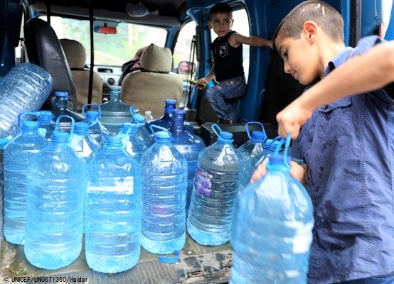 水不足により湧き水をペットボトルに溜めて持ち帰る家族。(レバノン、2021年8月撮影) (C) UNICEF_UN0671360_Haidar 水不足により湧き水をペットボトルに溜めて持ち帰る家族。(レバノン、2021年8月撮影) (C) UNICEF_UN0671360_Haidar